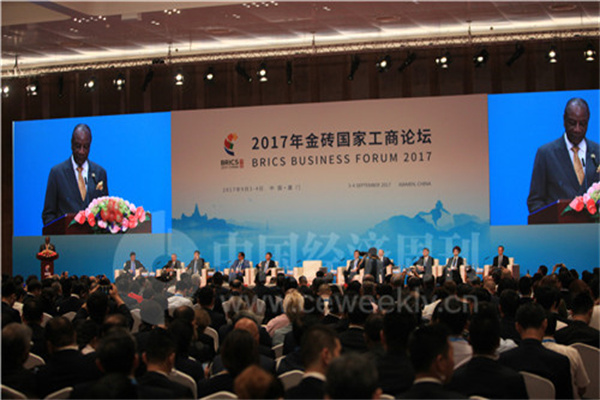 关税风暴下全球股市现抛售 投资人不敢抄底只敢“抄黄金”