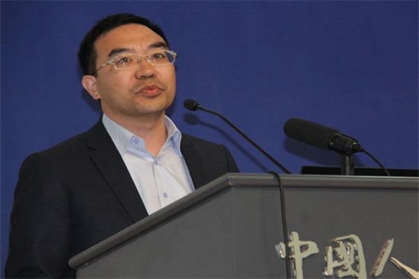 【财经百科】女孩迪士尼撞灯柱 家长这令人窒息的操作也是很迷